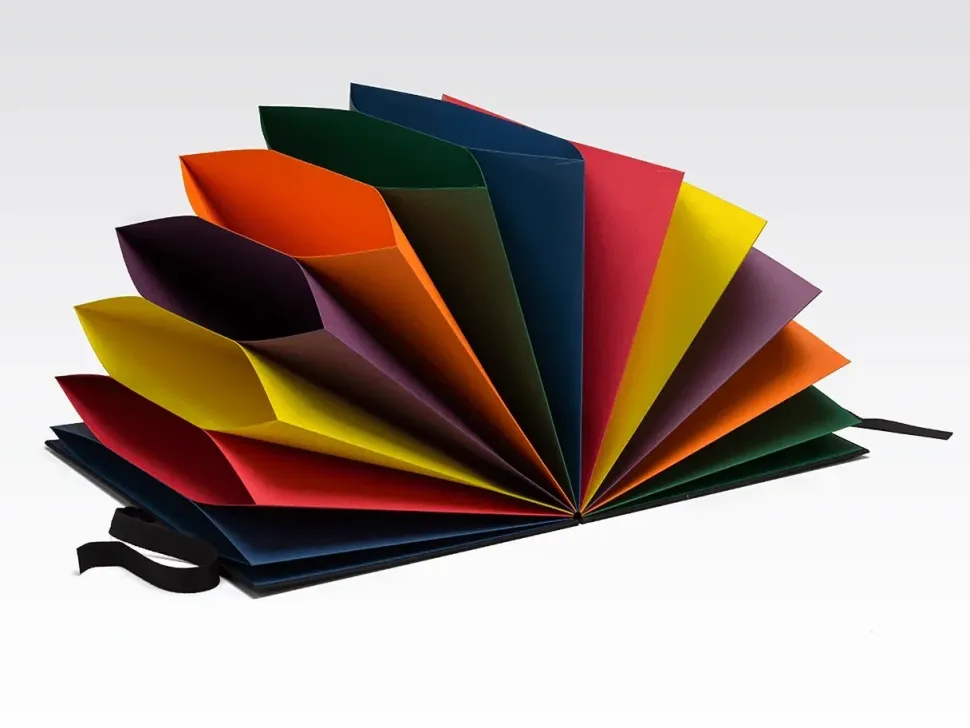 Carpeta multicolor con bordes reforzados y cierre con cinta Fabriano 35x24,5cm