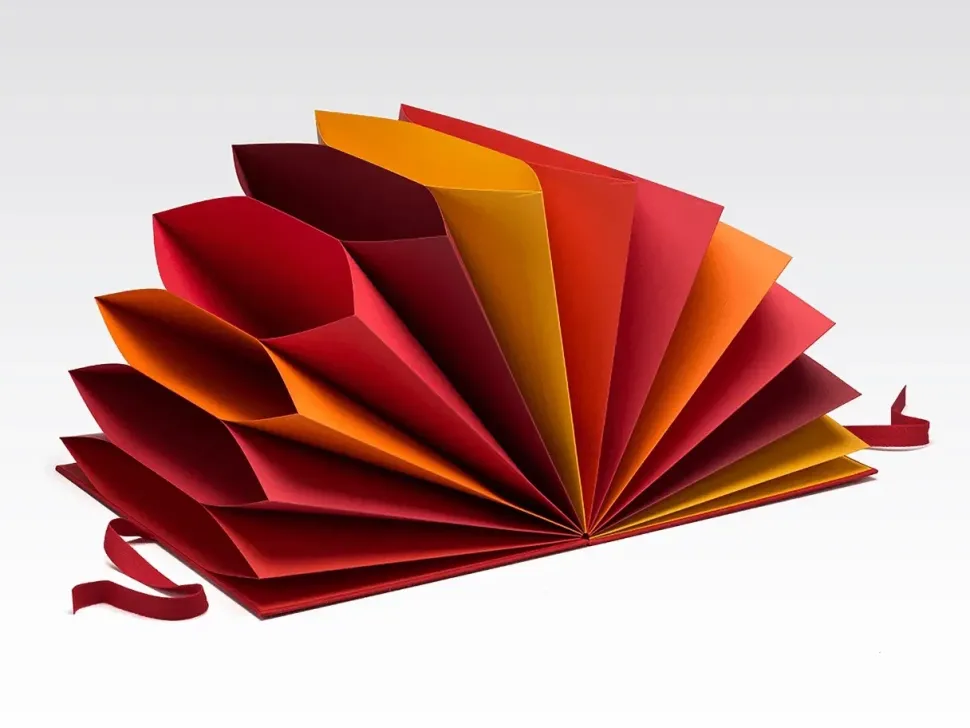 Carpeta multicolor con bordes reforzados y cierre con cinta Fabriano 35x24,5cm